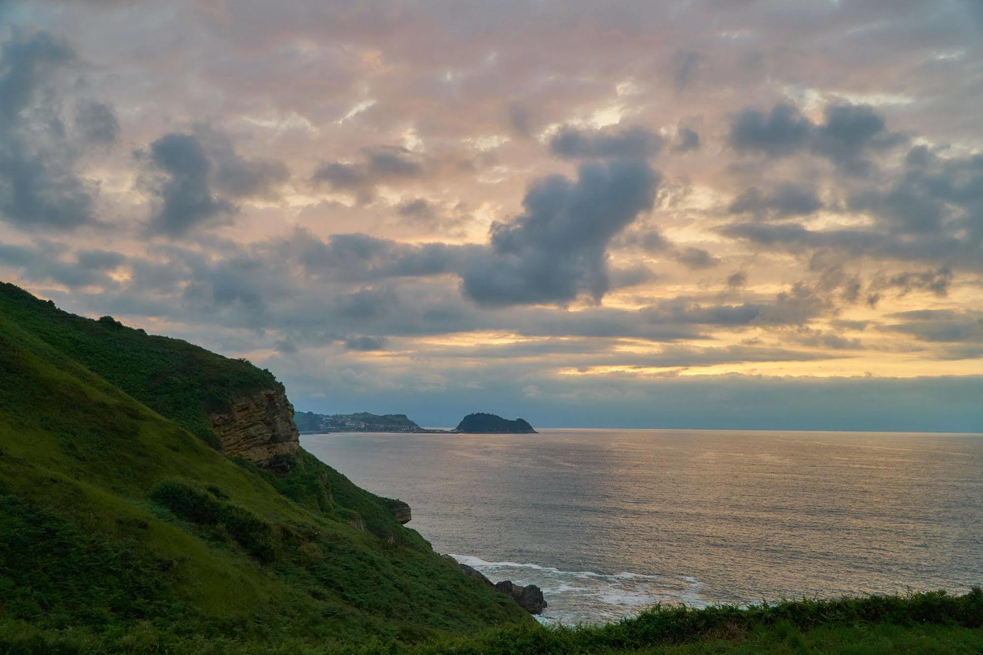 Zarautz Beachside Surf Camp ภายนอก รูปภาพ